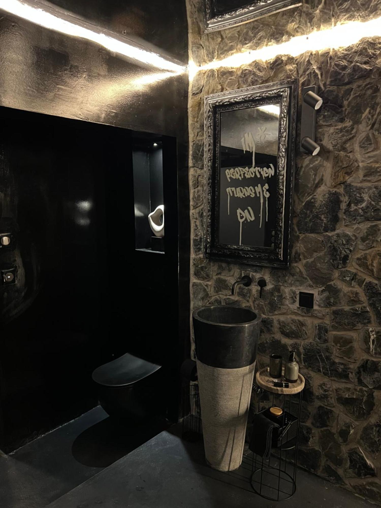 Doormat#13 Black Mirror Thessaloniki Exterior photo