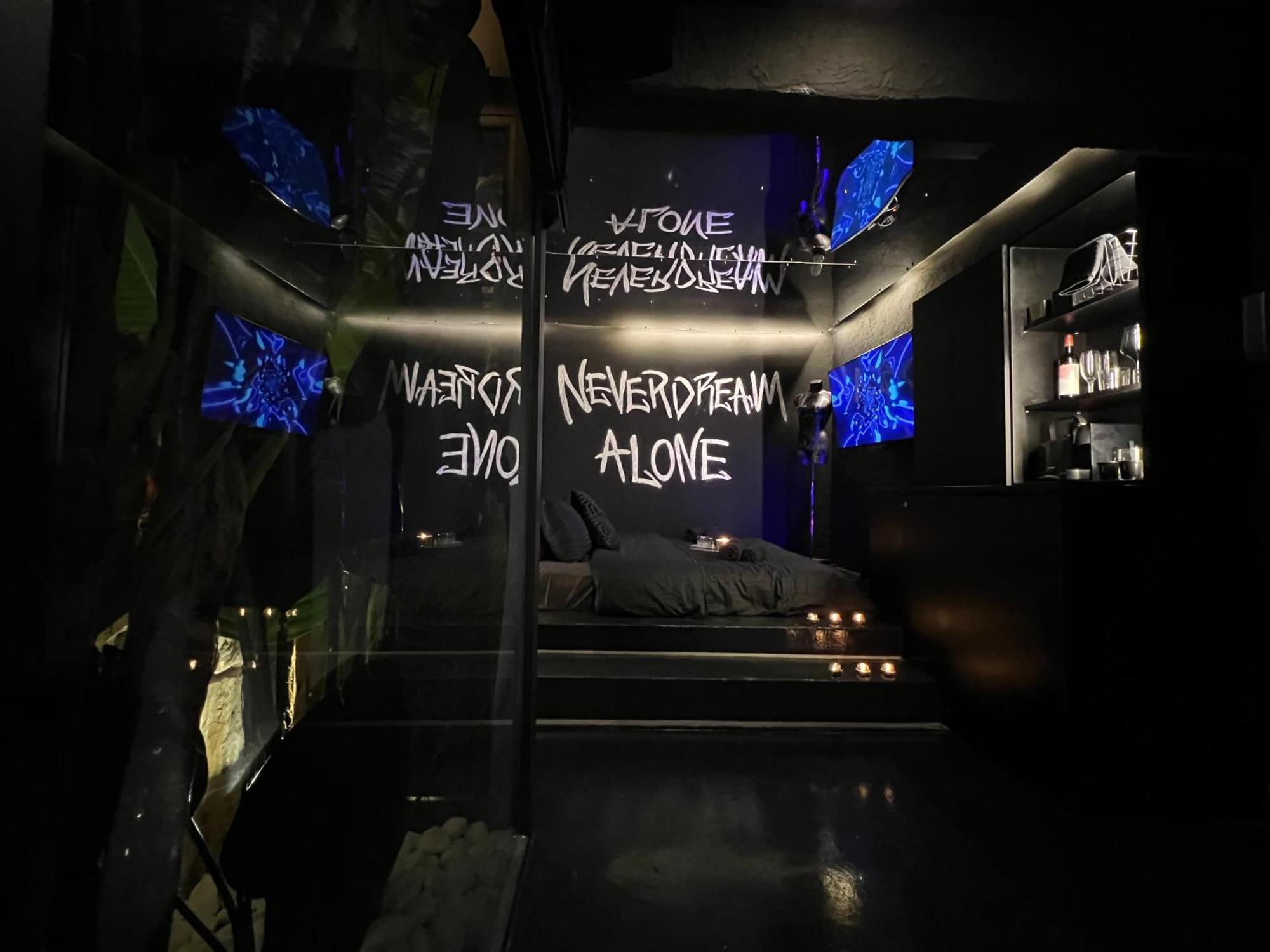 Doormat#13 Black Mirror Thessaloniki Exterior photo