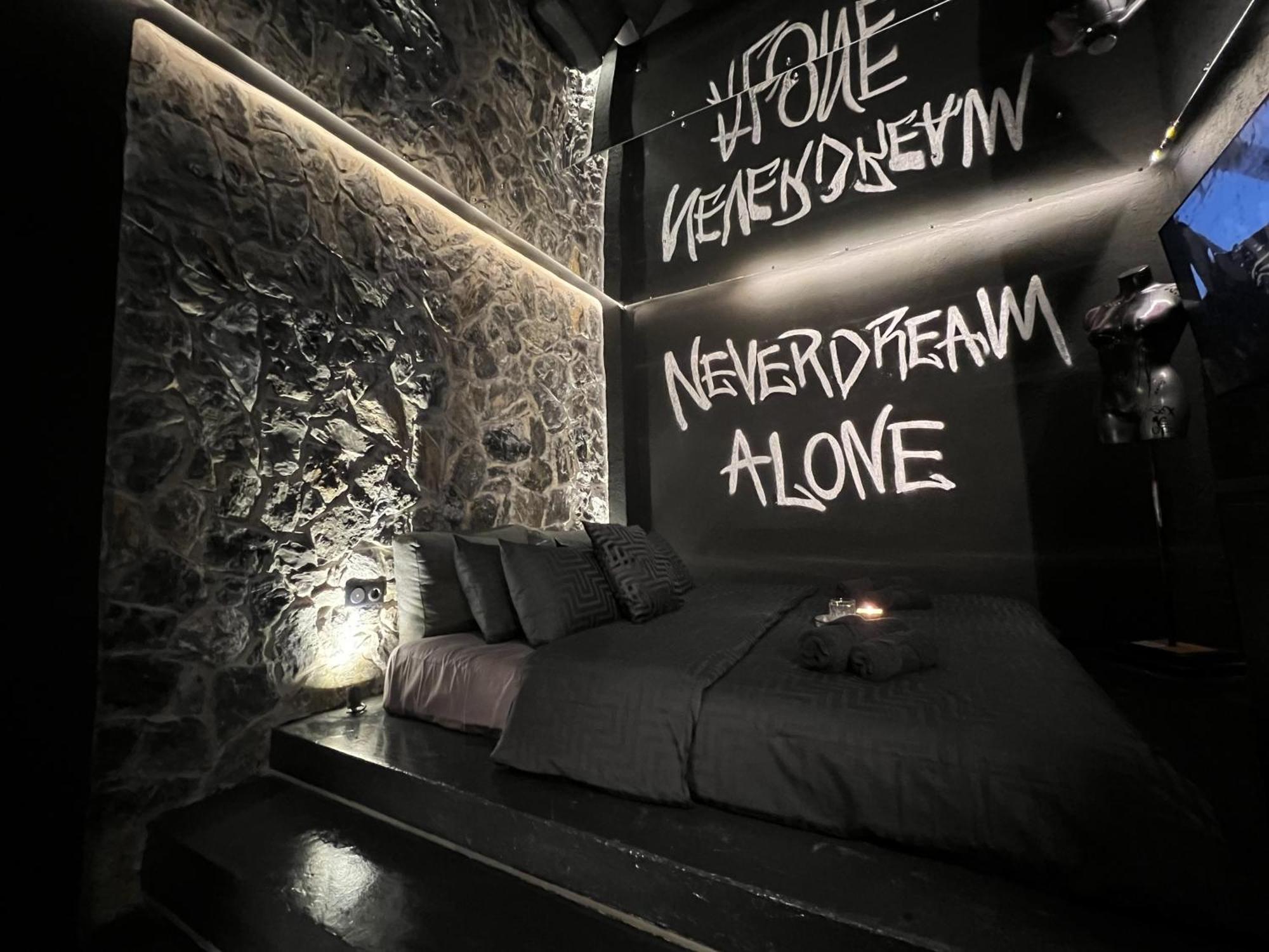 Doormat#13 Black Mirror Thessaloniki Exterior photo