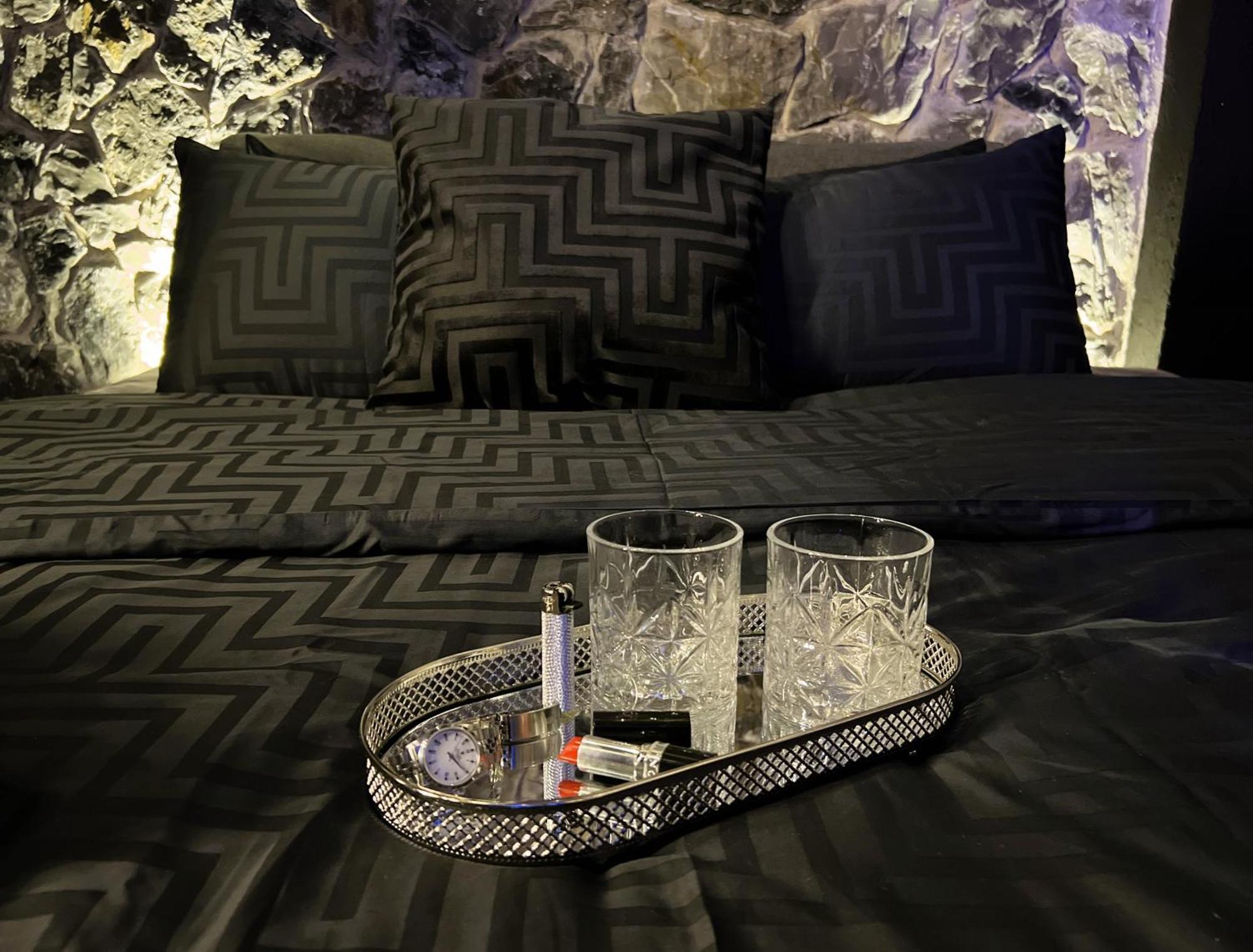 Doormat#13 Black Mirror Thessaloniki Exterior photo